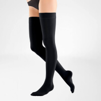 Calze autoreggenti a compressione graduata Bauerfeind VenoTrain Soft colore Black, indossate