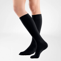 Gambaletti a compressione graduata Bauerfeind VenoTrain Soft colore Black, indossati
